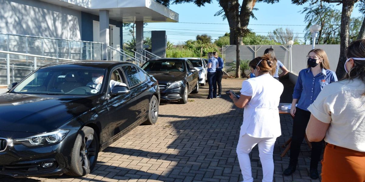 Campanha de vacinação drive thru imuniza advogados e seus familiares em Cascavel