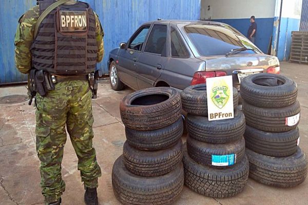 Imagem referente a notícia: BPFRON apreende veículo carregado com pneus em Foz do Iguaçu