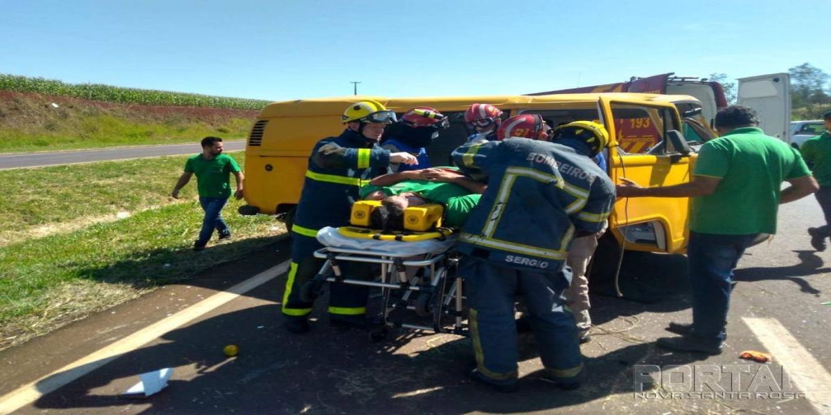 Kombi capota na BR 467 em Toledo, condutor perdeu o controle da direção