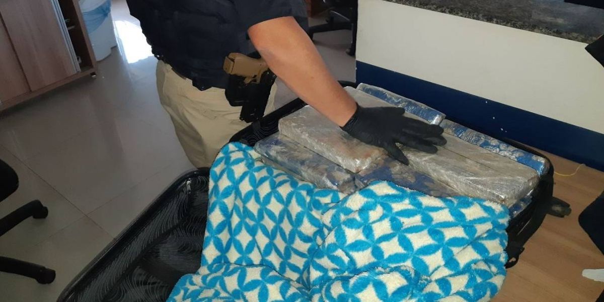 PRF Apreende adolescente transportando 14,8 KG de maconha na BR-277