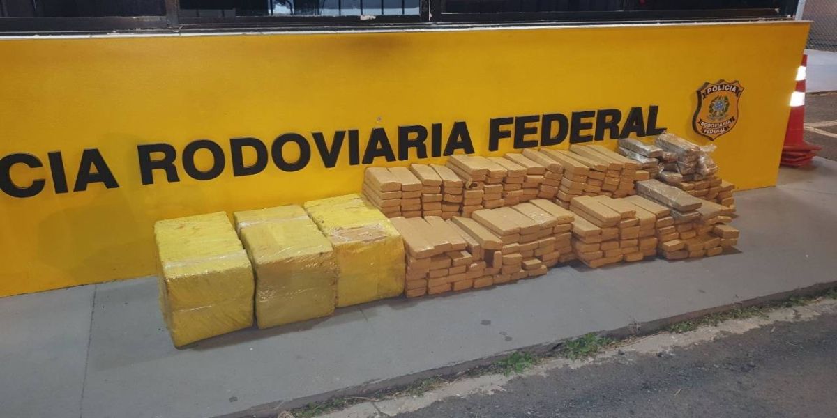 Após fuga e batida com veículo clonado, PRF apreende 347 quilos de maconha em Curitiba