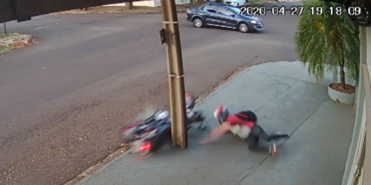 Motociclista ‘tira fina’ de poste após acidente no Bairro São Cristóvão