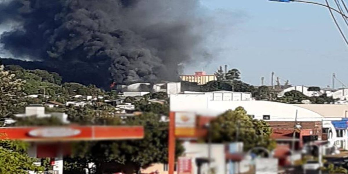 Incêndio de grandes proporções destrói fábrica de ração em Itapejara do Oeste