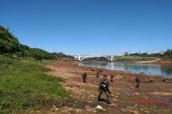 Militares do Exército reforçam vigilância na fronteira com o paraguai