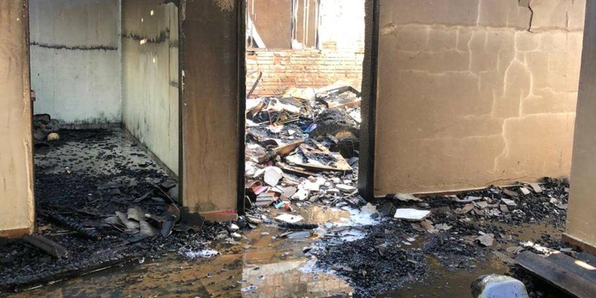 Família pede ajuda para reconstruir casa incendiada no Jardim Colonial