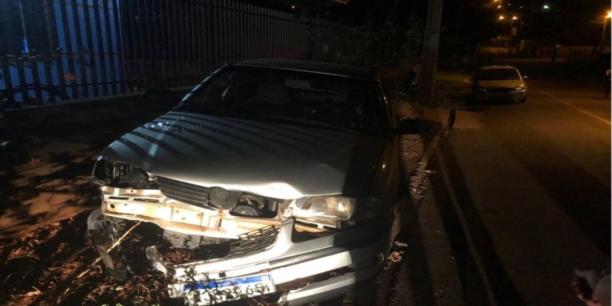 Motociclista fica ferido após colidir em um carro estacionado em Boa Vista da Aparecida