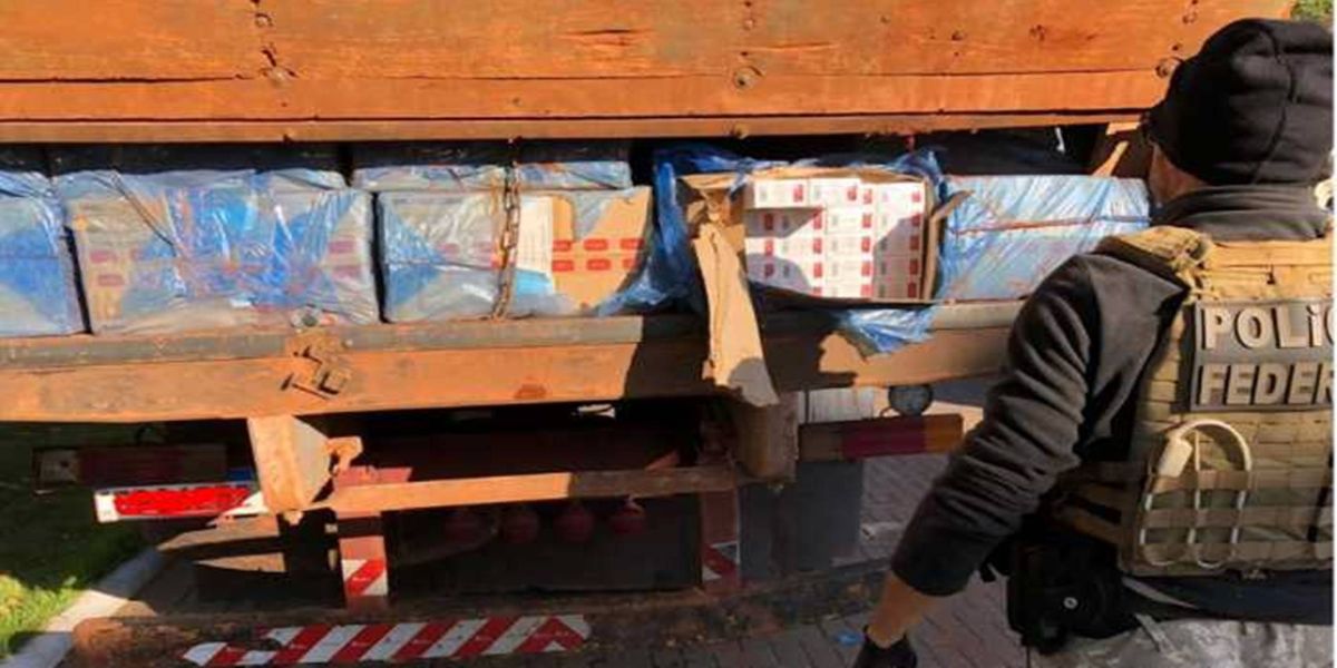Policiais realizam apreensão de uma carreta carregada com 1.000 caixas de cigarros paraguaios