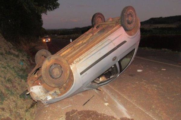 Celta capota após colidir com capivara na PR 495 em Santa Helena