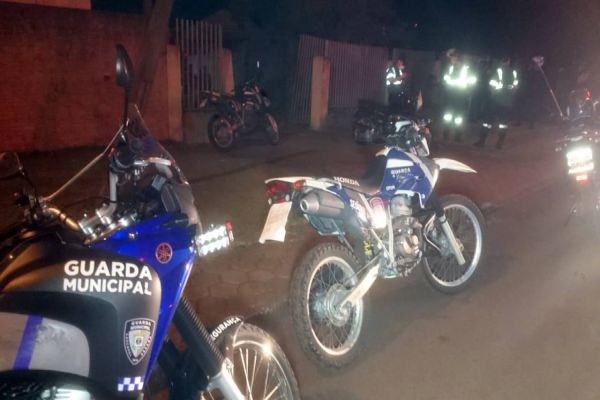 Imagem referente a notícia: Homem foge de abordagem da Guarda Municipal e acaba ferido por arma de eletrochoque