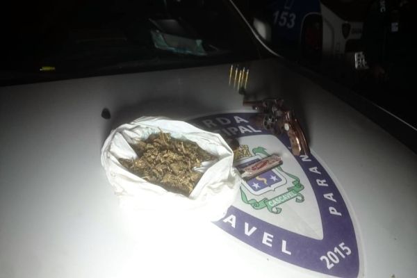 Imagem referente a notícia: Durante fiscalização de aglomeração, Guarda Municipal apreende arma de fogo e maconha