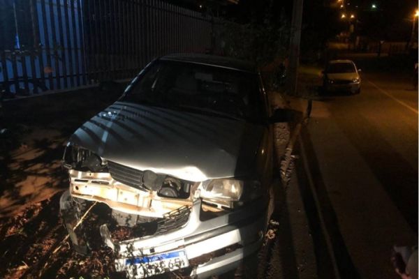 Motociclista fica ferido após colidir em um carro estacionado em Boa Vista da Aparecida