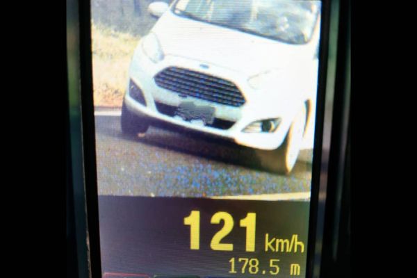 PRE registra carro a 121Km/h na PR-180 em Juvinópolis