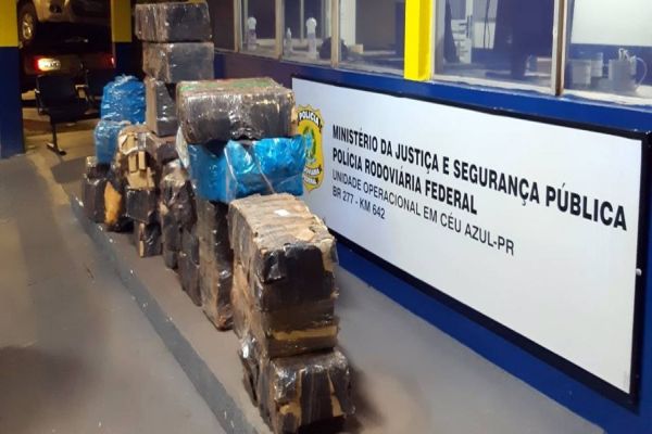 Imagem referente a notícia: PRF apreende veículo roubado carregado com maconha em Céu Azul