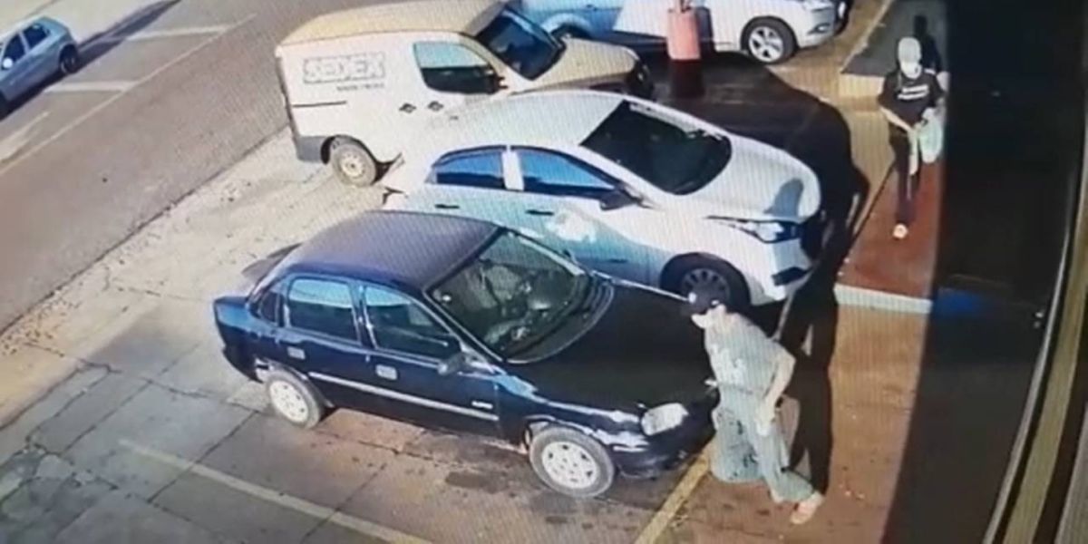Dupla de assaltantes age à mão armada em supermercado no Bairro Alto Alegre