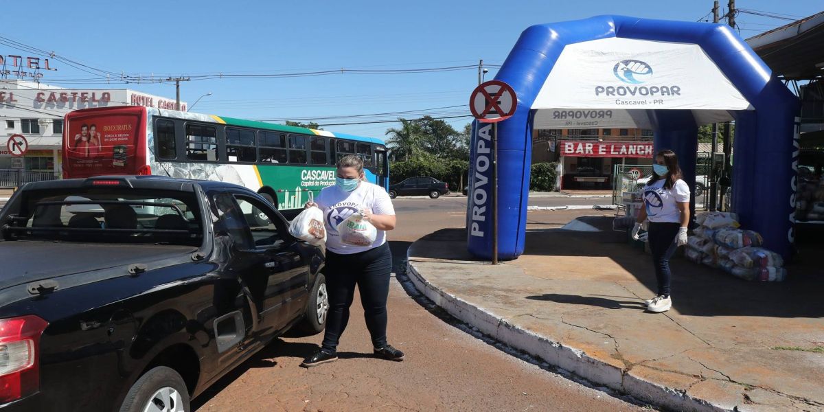 Drive Thru Solidário: Provopar, LBV e Pastoral recebem doações no antigo Terminal Oeste