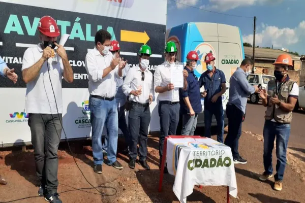 Foto relacionada a notícia: Paranhos assina ordens de serviços de obras no Guarujá, Cascavel Velho e Santa Felicidade
