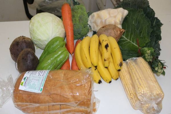 Famílias recebem alimentos perecíveis da Agricultura Familiar