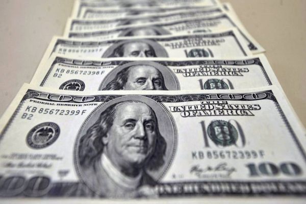 Dólar sobe 4,69% em abril, bolsa tem alta de 10,25% no mês