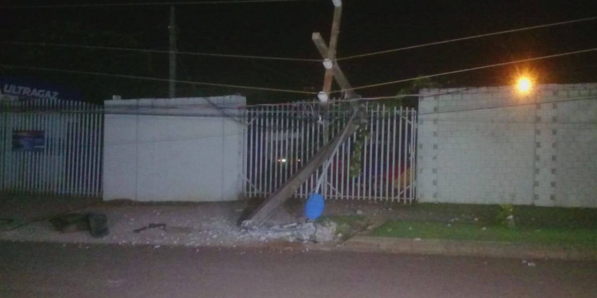 Após derrubar poste e deixar 150 imóveis sem luz, condutor foge no Bairro Pioneiros Catarinenses