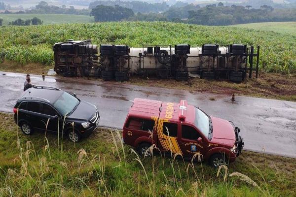 Imagem referente a notícia: Acidente causa vazamento de biodiesel na PR-180