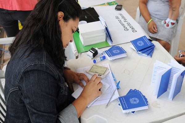 Desemprego sobe para 12,2% e atinge 12,9 milhões de pessoas no 1º trimestre