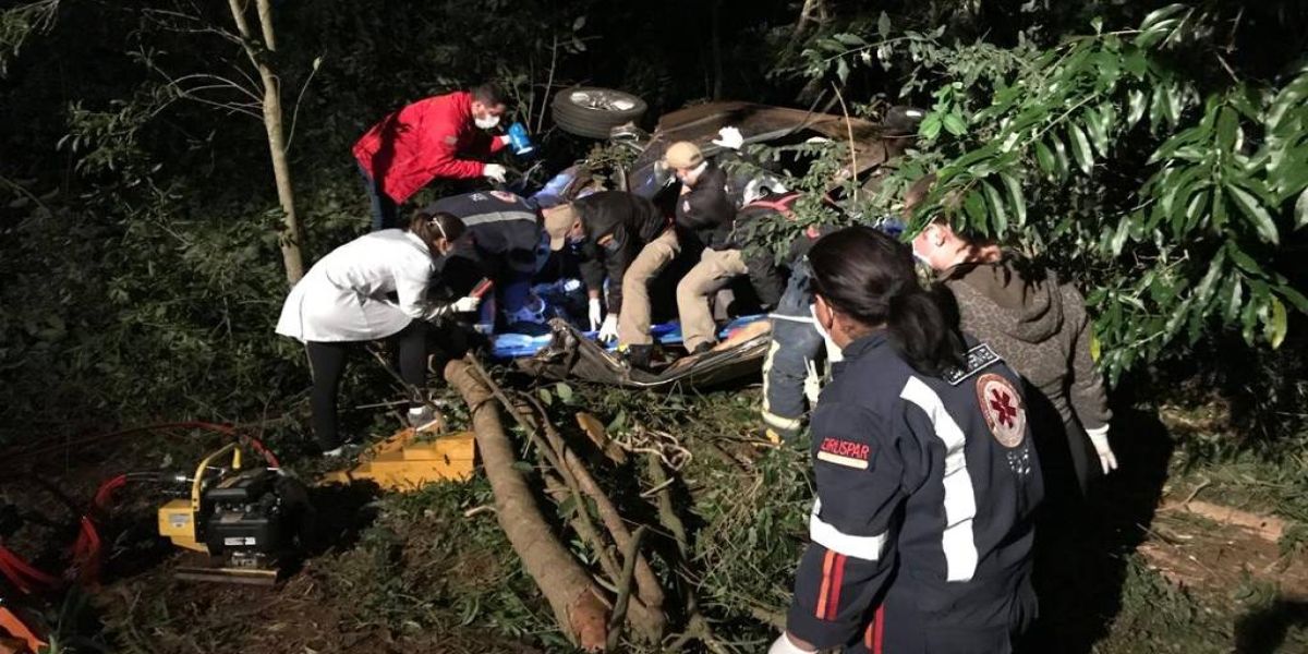 Grave acidente de trânsito deixa uma pessoa morta e outra em estado grave na PR-562