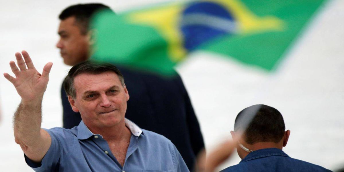 Bolsonaro encontra apoiadores na rampa do Palácio do Planalto