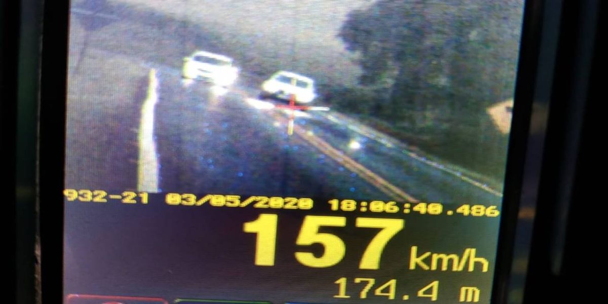 Carro é flagrado fazendo ultrapassagem em faixa dupla a 157 Km/h na PR-180, em Cascavel