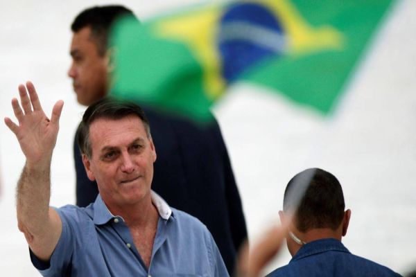 Bolsonaro encontra apoiadores na rampa do Palácio do Planalto