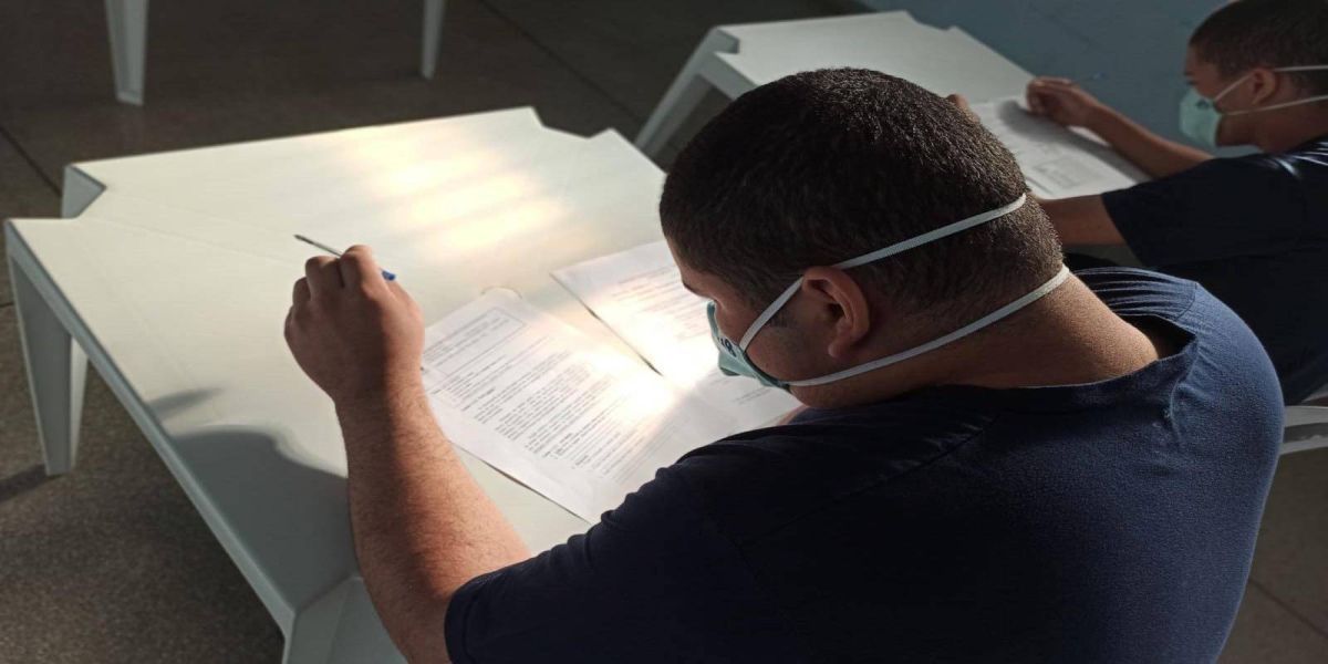 Adolescentes recebem aulas EaD nas unidades socioeducativas