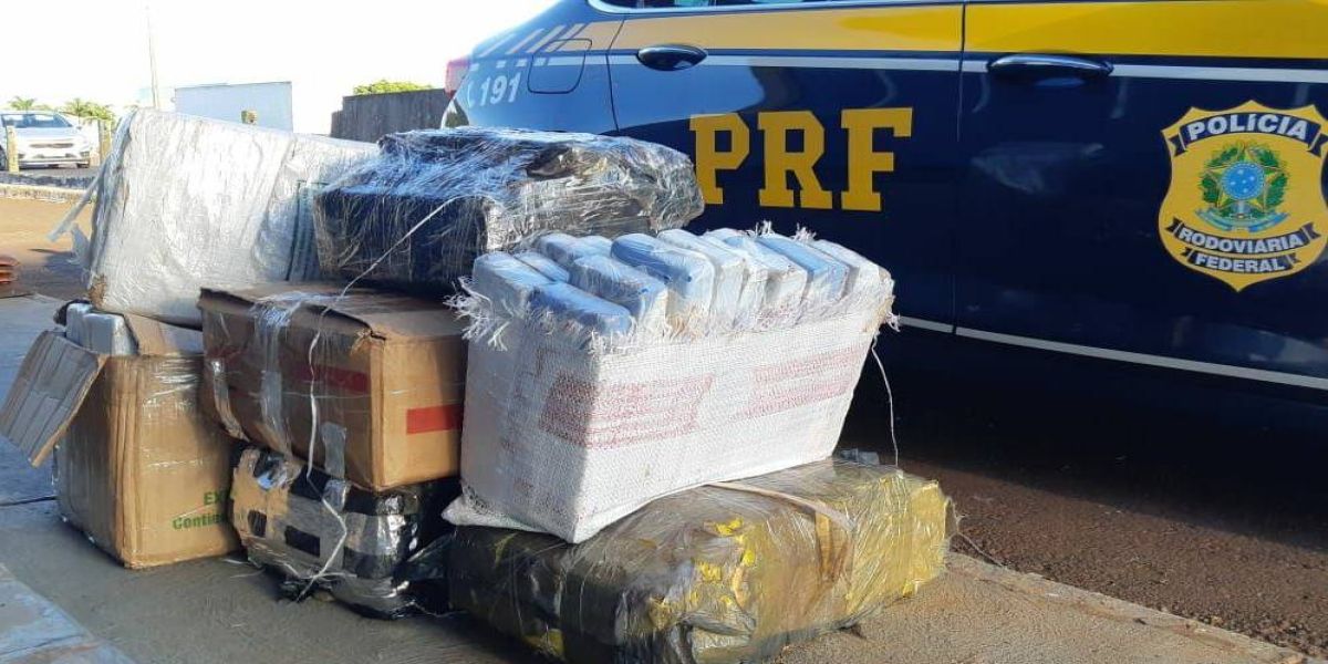 PRF apreende veículo com placas clonadas, carregado com maconha em Santa Terezinha de Itaipu