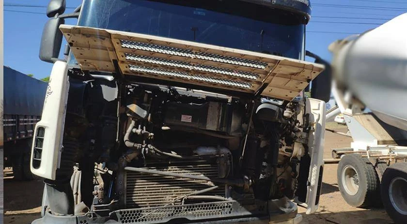 Foto relacionada a notícia: Mecânico é prensado embaixo de carreta as margens da PR-483
