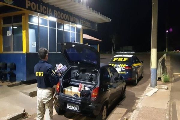 Imagem referente a notícia: PRF apreende Celta carregado com mais de 40 kg de maconha na BR-277