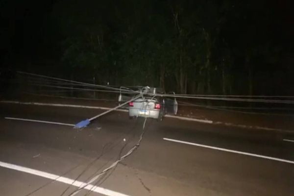 Poste cai em cima de carro, após colisão de trânsito na Rua Cuiabá