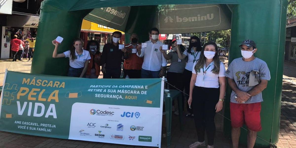 Unimed Cascavel distribui mais de 4 mil máscaras de pano no centro da cidade