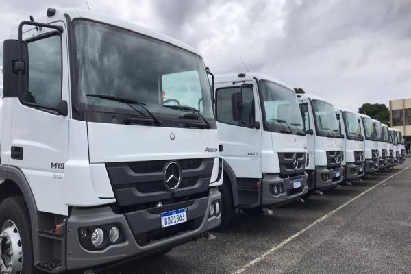 Governo do Paraná entrega caminhões-pipa para 20 municípios