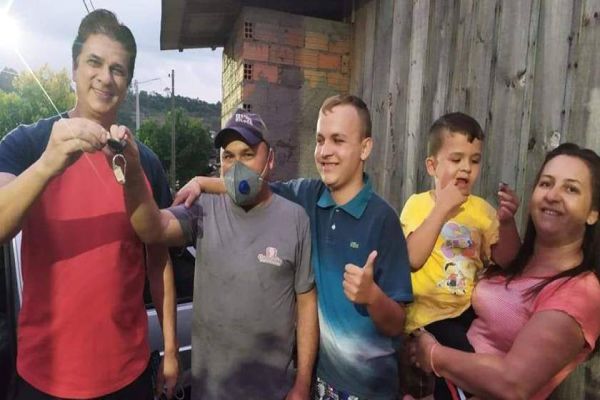 Professor ganha carro em rifa mas decide devolvê-lo para ajudar família