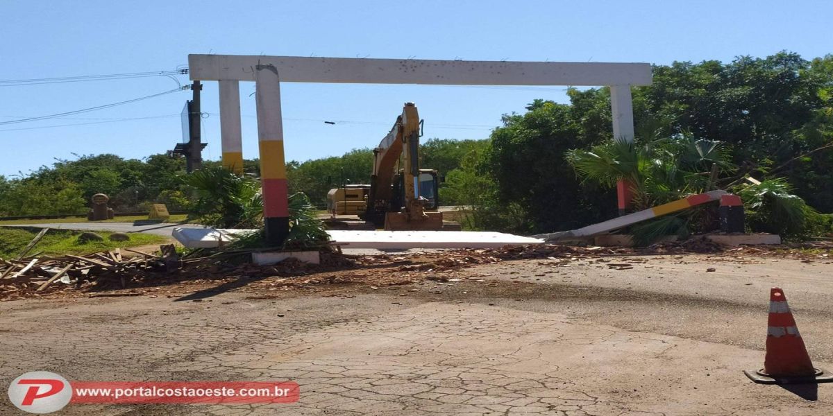 São Miguel: Caminhão carregado com máquina colide em pórtico na entrada de Aurora do Iguaçu