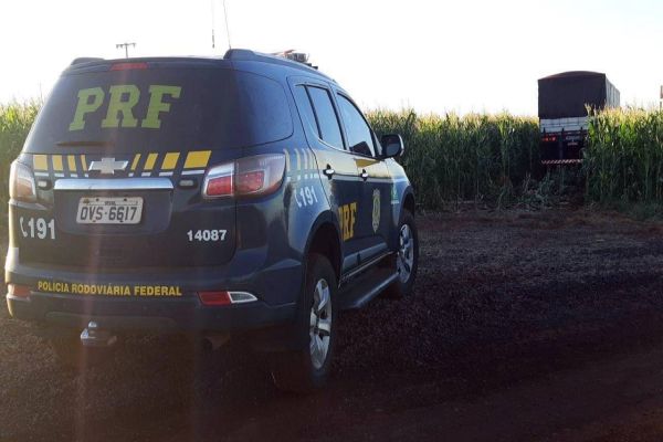 Após fuga, PRF apreende carreta bitrem com 600 mil carteiras de cigarro em Toledo