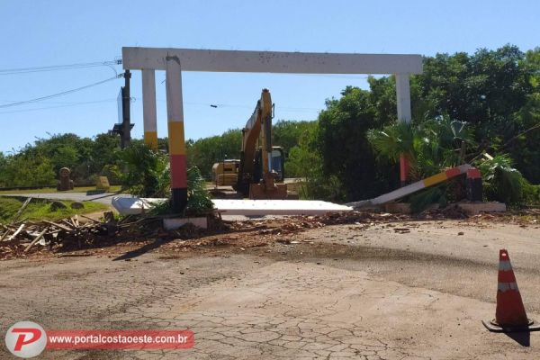 São Miguel: Caminhão carregado com máquina colide em pórtico na entrada de Aurora do Iguaçu