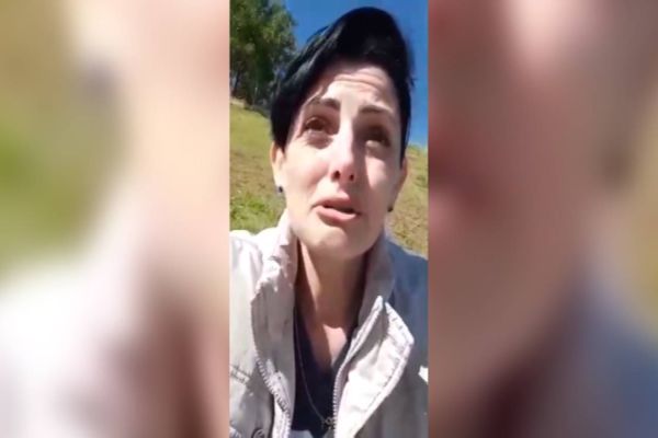 Imagem referente a notícia: Mãe vai vistar túmulo de filho em cemitério e encontra em nome de outro