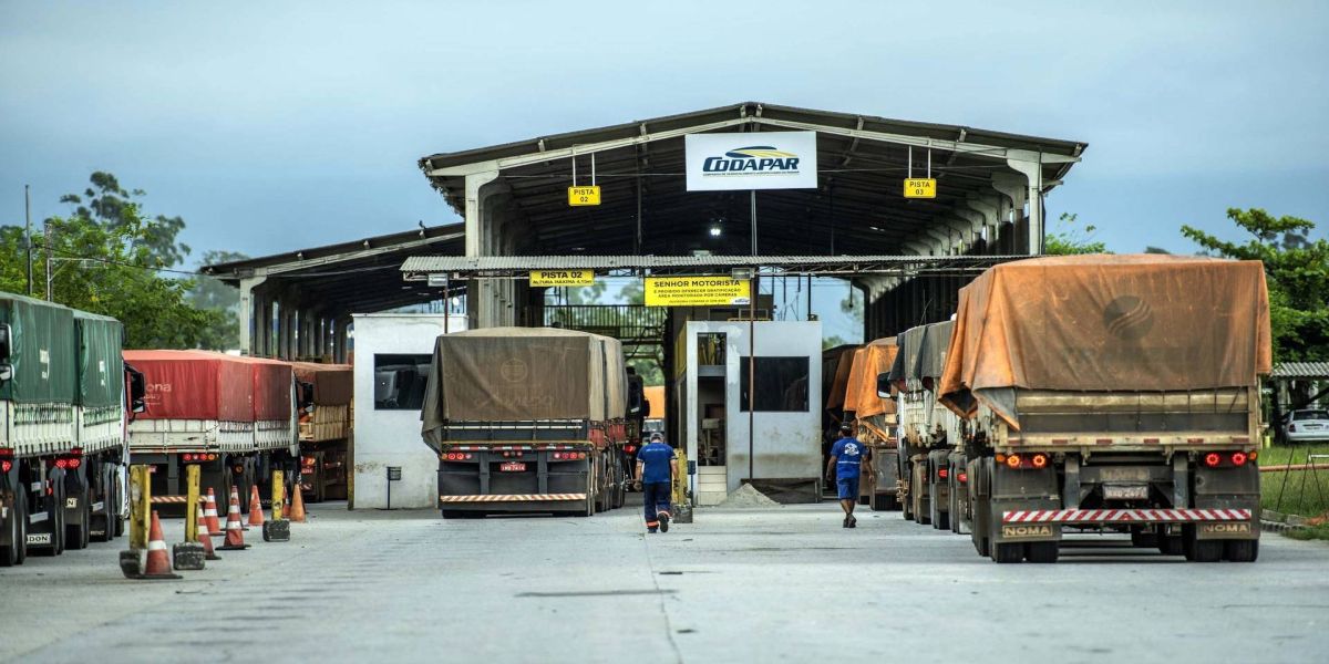 Porto de Paranaguá bate recorde em movimento de caminhões