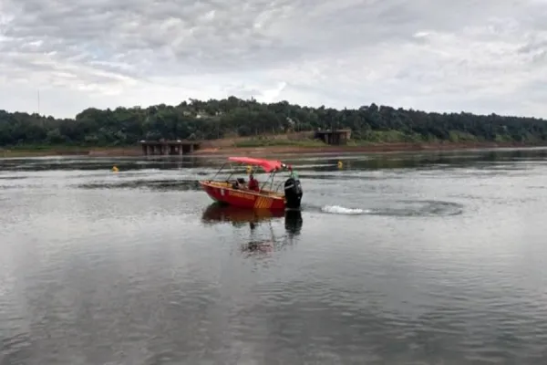 Foto relacionada a notícia: Nível do Rio Paraná dificulta buscas por paraguaios desaparecidos