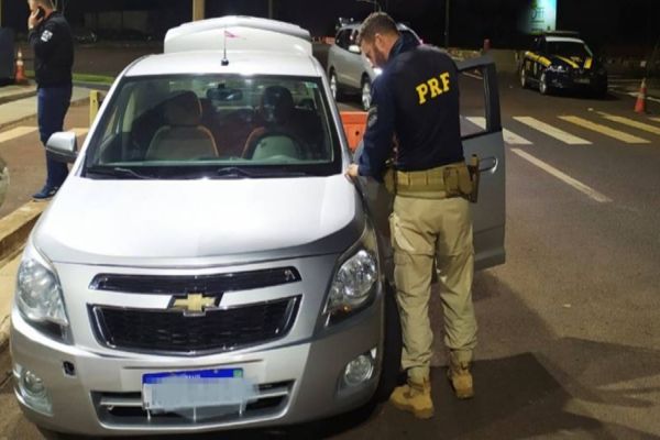 PRF recupera Cobalt que transitava com placas dublês na BR-277