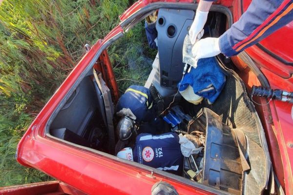 Caminhão tomba entre Jesuítas e Iracema e pessoa fica presa nas ferragens