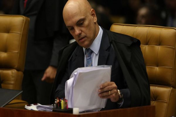 Imagem referente a notícia: Moraes proíbe manifestações no entorno da Papuda e autoriza prisão de quem descumprir ordem