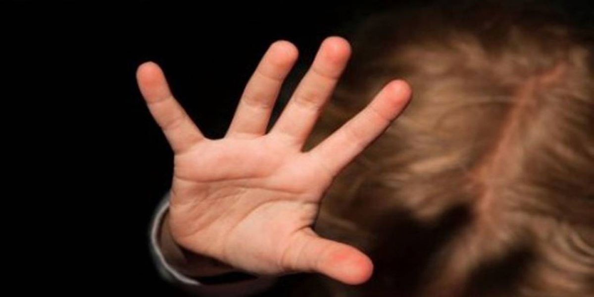 Mulher é detida por suspeita de negociar estupro da filha de 5 anos