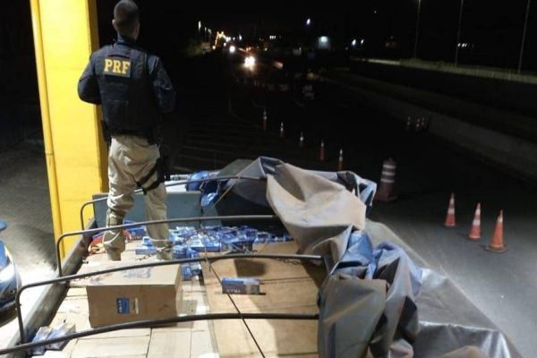 Imagem referente a notícia: Contrabandista salta de caminhão em movimento e tenta fugir, mas é preso pela PRF no Paraná