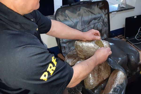 PRF encontra 10Kg de entorpecente em ônibus que ia para Curitiba