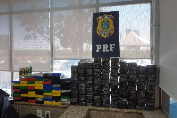 Imagem referente a notícia: PRF encontra cocaína e crack escondidos em ônibus na BR-277, em Santa Terezinha de Itaipu (PR)